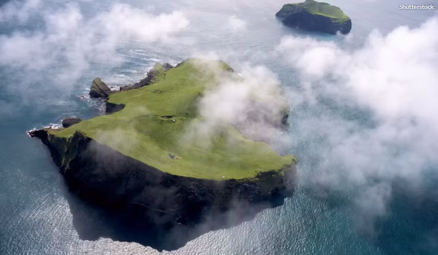 Ngôi nhà cô đơn trên đảo Elliðaey (Iceland). Sương mù dày đặc bao quanh hòn đảo cũng khiến nó trở nên hẻo lánh hơn với tầm nhìn hạn chế. Ảnh: Shutterstock.