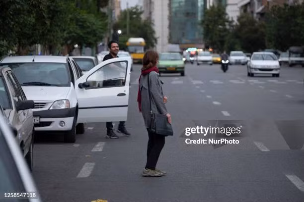 Khá nhiều ô tô trên đường phố ở trung tâm thủ đô Tehran ngày 8/6/2023.
