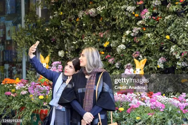 Hai cô gái chụp ảnh "tự sướng" ở Tehran.