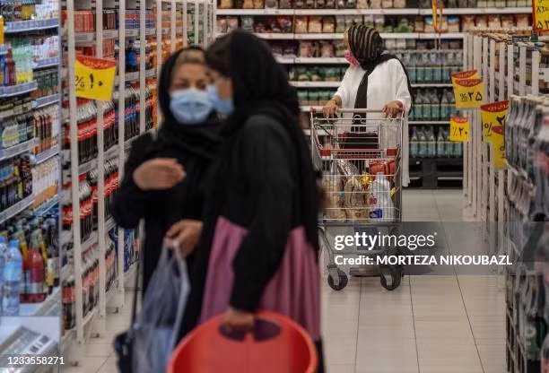 Người dân Iran mua sắm bên trong một siêu thị ở phía tây thủ đô Tehran ngày 20/6/2021.