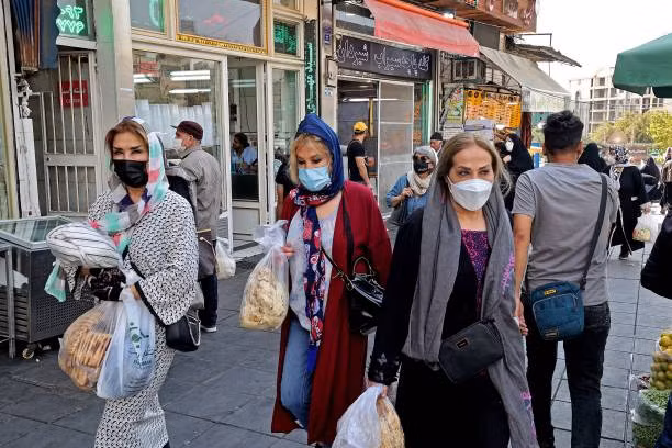 Những người phụ nữ Iran đi mua sắm ở thủ đô Tehran ngày 20/09/2022.
