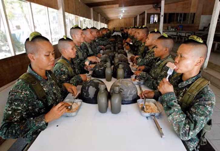 Thú vị nhất vẫn là bữa ăn của các binh sĩ Philipines, họ phải đội một quả chuối trên đầu. Đây được coi là một bài rèn luyện tính kỷ luật, nếu người nào làm rơi quả chuối trên đầu, người đó sẽ phải ăn quả chuối có cả vỏ.