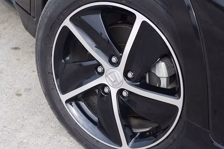 Mẫu xe Honda HR-V tại Việt Nam có hai phiên bản G và L nhưng không dán tem phía sau. Vì vậy để phân biệt, có thể nhìn vào trang bị đèn sương mù hoặc cản trước/sau/thân. Bản G dùng đèn sương mù halogen, cản màu đen, bản L dùng đèn LED và cản cùng màu thân xe.