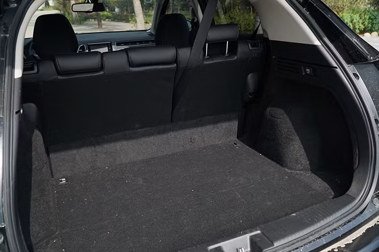 Trang bị an toàn của HR-V với 6 túi khí, Hệ thống ổn định thân xe điện tử VSA, Kiểm soát lực kéo TCS, chống bó cứng phanh ABS, phanh điện tử EBD, phanh khẩn cấp BA, khởi hành ngang dốc HAS, camera lùi 3 góc quay và cảm biến lùi. Nhưng đáng tiếc là hai trang bị cảm biến áp suất lốp và cảnh báo điểm mù không có trên HR-V trong khi đối thủ Hyundai Kona lại sẵn có khiến chiếc xe Nhật Bản bị đánh giá thấp hơn.
