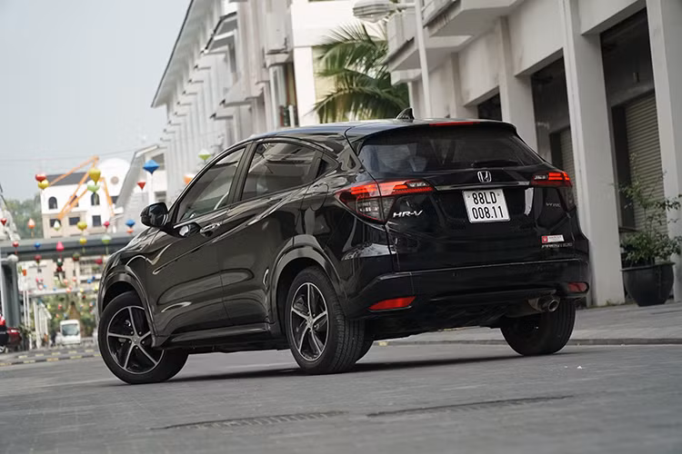 Có thể nói, Honda HR-V là một thành công của Honda trước mắt là về thiết kế ưa nhìn, tiếp đến là động cơ và hộp số ổn với một chiếc crossover cỡ nhỏ. Chưa kể những trang bị an toàn, vận hành linh hoạt đi kèm. Tất cả đã tạo thành điều kiện thuận lợi để HR-V bán chạy tại thị trường Đông Nam Á và ngay cả ở Việt Nam cũng có doanh số cao dù giá không hề rẻ.