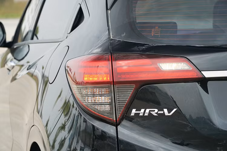 Như vậy, xét về hình thể bên ngoài, Honda HR-V đi hẳn theo tiêu chí thể thao, khác với phong cách crossover truyền thống. Nếu trang bị thêm bộ phụ kiện độ chính hãng như Mugen, độ hấp dẫn với nhóm tiêu dùng trẻ tuổi sẽ tăng lên đáng kể bởi gần như HR-V sinh ra là để độ bodykit.