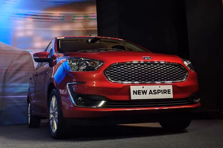 Nằm bên dưới nắp capô của Ford Aspire 2018 mới tại thị trường Ấn Độ là động cơ xăng 3 xi-lanh, dung tích 1,2 lít mới. Động cơ này tạo ra công suất tối đa 96 mã lực và mô-men xoắn cực đại 120 Nm đồng thời kết hợp cùng hộp số sàn 5 cấp Getrag nhẹ hơn, chính xác hơn so với trước.