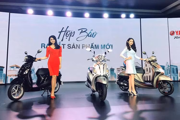 Theo thông tin từ nhà sản xuất, công nghệ Hybrid trên xe tay ga có mặt tại thị trường Việt là hệ thống trợ lực điện giúp tăng xe tăng và tối ưu công suất và giảm thiểu sự tiêu hao nhiên liệu trên xe. Khi xe vận hành, bộ phận kiểm soát khởi động phát điện sẽ kích hoạt mô tơ điện để tăng sức kéo cho động cơ. Đây hứa hẹn sẽ là “hot trend” cho thị trường xe máy tại Việt Nam trong thời gian tới.