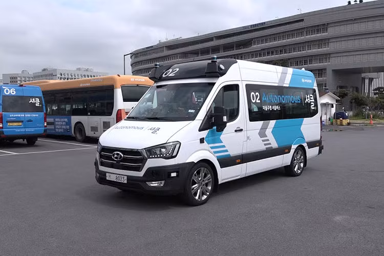 Trong vài tuần nữa, vào ngày 9/82021, Hyundai H350 tự lái sẽ đến đường phố Sejong Smart City, Hàn Quốc. Để bắt đầu, nó sẽ chỉ chạy trên một tuyến đường ngắn 6,1 km, từ Khu phức hợp Chính phủ Sejong đến Vườn ươm Quốc gia Sejong. Một người lái sẽ điều khiển chiếc xe, hiện chỉ có giấy phép tạm thời cho khả năng tự lái Cấp 3, cho dù theo Hyundai, nó được trang bị các công nghệ “tương đương Cấp 4”.