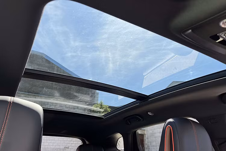 Về an toàn, BYD Sealion 6 tại Thái Lan cũng được trang bị nhiều công nghệ hiện đại, bao gồm: 6 túi khí, camera 360 độ, cân bằng điện tử, phanh khẩn cấp tự động, kiểm soát hành trình thích ứng, hỗ trợ giữ làn đường, hỗ trợ phanh khi phát hiện vật thể cắt ngang, cảnh báo va chạm phía sau, cảnh báo điểm mù, cảnh báo phương tiện cắt ngang trước/sau, nhận diện biển báo giao thông, cảnh báo va chạm khi mở cửa,...