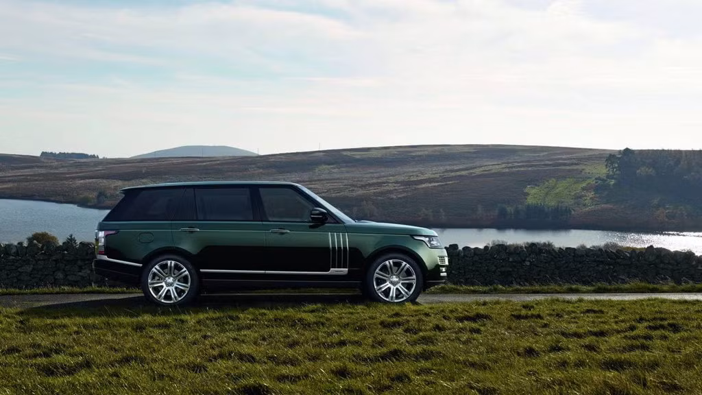 6. Holland &amp; Holland Range Rover - 244.500 USD: Đây là mẫu Range Rover đặc biệt được Land Rover thiết kế dành riêng cho thị trường Mỹ chỉ với 30 chiếc. Holland &amp; Holland có trái tim là động cơ tăng áp V8, dung tích 5.0 lít, công suất 550 mã lực, mô-men xoắn 680 Nm. Nội thất được trang bị máy Espresso, ghế bọc da cùng các tấm ốp bằng gỗ óc chó của Pháp.