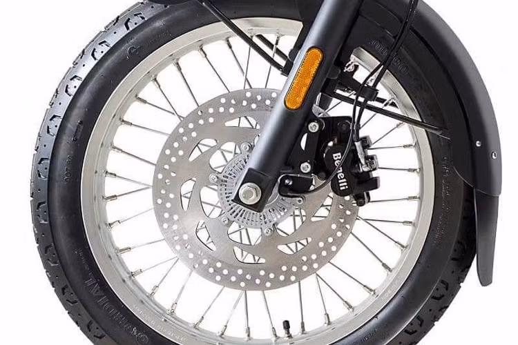 Nằm giữa 2 cặp phuộc trước/sau của chiếc xe là cặp bánh niềng nhôm với đường kính lần lượt 19 và 18 inch, đi kèm lốp Pirelli Phantom SportComp bản 110/90 và 130/80. Hệ thống phanh trước sử dụng đĩa 300mm kèm heo 2 piston và phanh sau chỉ có đường kính 240mm, kèm phanh 1 piston.