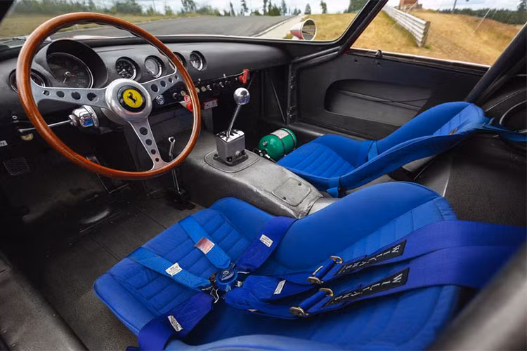 Chưa hết, chiếc Ferrari 250 GTO mới tìm thấy người mua với mức giá 48,4 triệu đô này cũng có một quá khứ huy hoàng. Cụ thể nó đã từng giành giải vô địch National GT Championship của Ý vào năm 1962.
