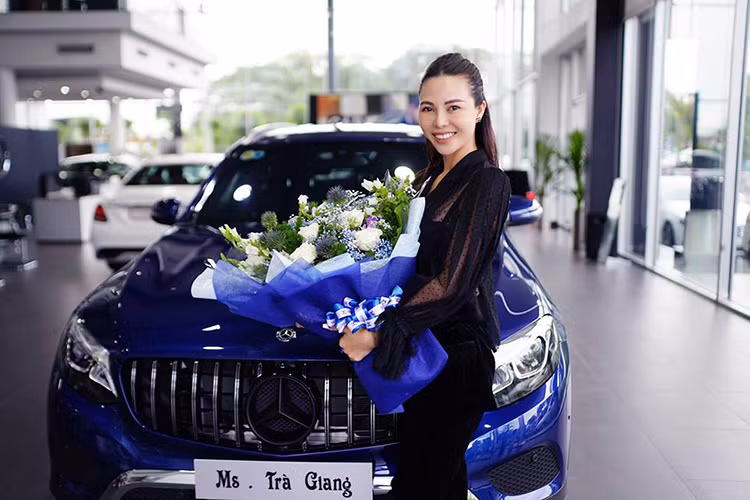 Riêng Á hậu Trà Giang lại cảm thấy phiên bản Mercedes-Benz GLC 200 phù hợp với mình hơn nên đã quyết định tậu chiếc SUV này. Ngoại thất xe GLC 200 Á hậu Trà Giang chọn mua có sơn màu xanh Brilliant đẹp mắt và đã được độ lại so với nguyên bản.