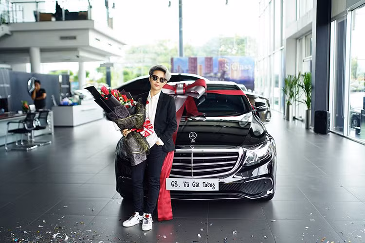 Nữ ca sĩ Vũ Cát Tường cùng Hoa hậu Huỳnh Tiên đã cùng tậu mẫu xe sang Mercedes-Benz E200 đời mới hơn 2 tỷ đồng trong năm 2018. Điểm khác biệt của 2 sao Việt này chính là việc màu sơn ngoại thất của xe.