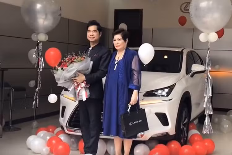Cuối cùng là ông "vua dòng nhạc sến" một thời - nam ca sĩ Ngọc Sơn. Trong năm 2018 anh cũng đã mua thêm cho gia đình mẫu xe sang Lexus NX300 2018 mới, được nhập khẩu từ Nhật Bản. Mẫu xe này hiện có giá bán xấp xỉ gần 2,5 tỷ đồng.