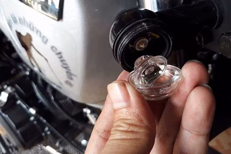 Ốc trên nhiều bộ phận dễ bị hoen rỉ, đạn bạc trên nhiều bộ phận chưa bền, dễ lỗi gây tiếng động khó chịu. Ngay cả trên một số xe mới, những chi tiết như bình xăng, ghi đông, cổ phốt thường hay lệch. Đèn xi-nhan có kết cấu phức tạp và khó sửa chữa, thay thế nhưng lại dễ bị ngấm nước, hư hỏng. Vì thế, nhiều chủ xe đã phải thay ngay loại khác khi mới mua xe.