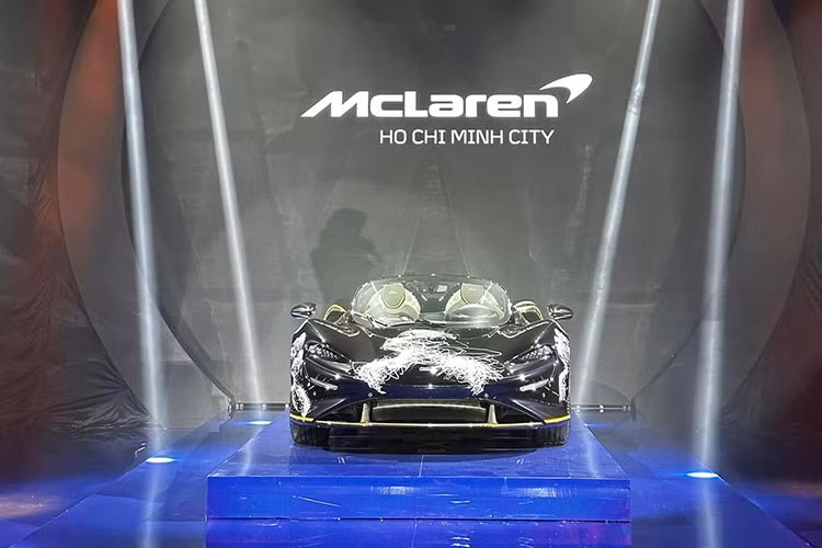 Được biết, kể từ khi ra biển số cho thần gió Pagani Huayra, đây mới là lần trở lại trong cuộc chơi siêu xe của Minh Nhựa, và chiến mã lần này quá đẳng cấp, vì đắt, sản xuất giới hạn và cũng là siêu xe đầu tiên về Việt Nam có thiết kế không mui, không cửa sổ.