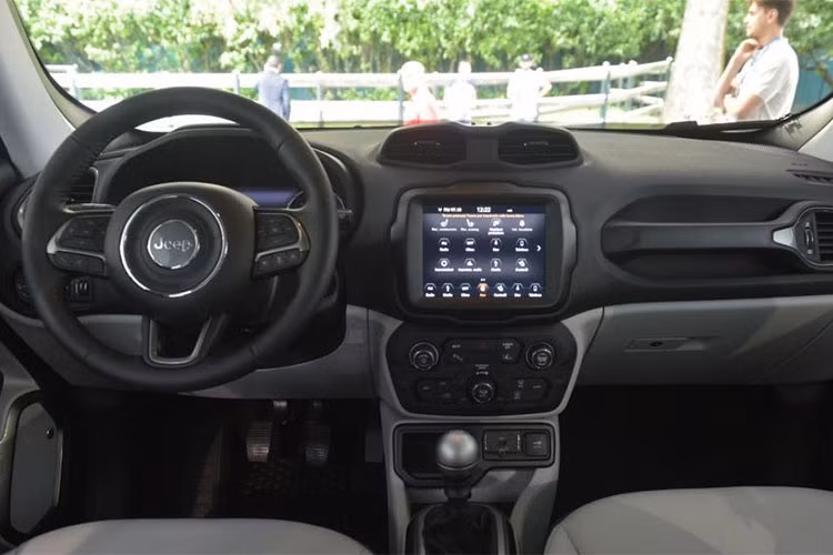 Trái ngược với ngoại thất, nội thất của Jeep Renegade 2019 không được làm mới về thiết kế. Điều này không có gì bất ngờ vì ở phiên bản 2018, Jeep Renegade đã được hãng xe này nâng cấp về nội thất.