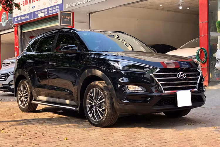 Tại thị trường Việt Nam, mẫu xe Hyundai Tucson 2019 mới ra mắt sẽ có tổng cộng 4 phiên bản khác nhau và 3 loại động cơ. Trong đó chỉ có duy nhất một phiên bản máy dầu Diesel 2.0L. Ở phiên bản 2019, thay đổi đáng giá nhất trên Hyundai Tucson máy dầu còn nằm ở hộp số mới.