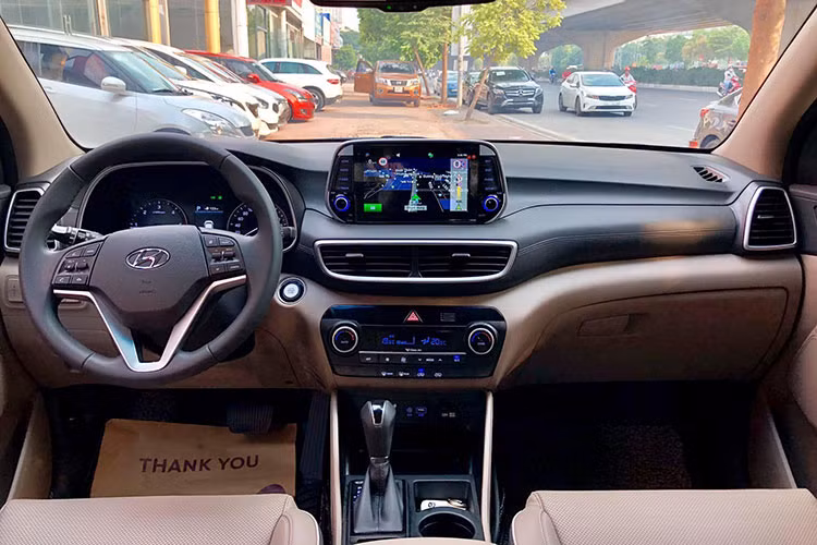 Ngoài thiết kế ngoại thất cải tiến, Hyundai Tucson 2019 còn được bổ sung nội thất mới mẻ với màn hình của hệ thống thông tin giải trí nằm độc lập trên mặt táp-lô thay vì tích hợp vào cụm điều khiển trung tâm. Cửa gió điều hòa bên dưới màn hình thông tin giải trí 7 inch tương thích Apple CarPlay và Android Auto tiêu chuẩn. 
