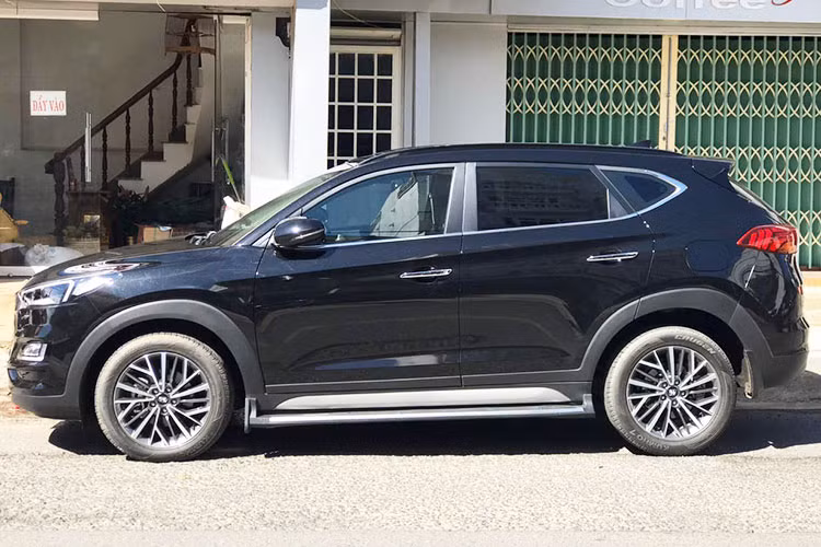 Hyundai Tucson máy dầu mới sở hữu kích thước dài, rộng, cao lần lượt (4.480 x 1.850 x 1.665)mm. Xe có chiều dài cơ sở 2.670 mm. Ngoại hình và phần đầu của xe tương tự phong cách của "đàn anh" SantaFe 2019. Ngoài ra, xe còn đi kèm nội thất cải tiến toàn diện và nhiều công nghệ hỗ trợ người lái hơn so với phiên bản trước đây.