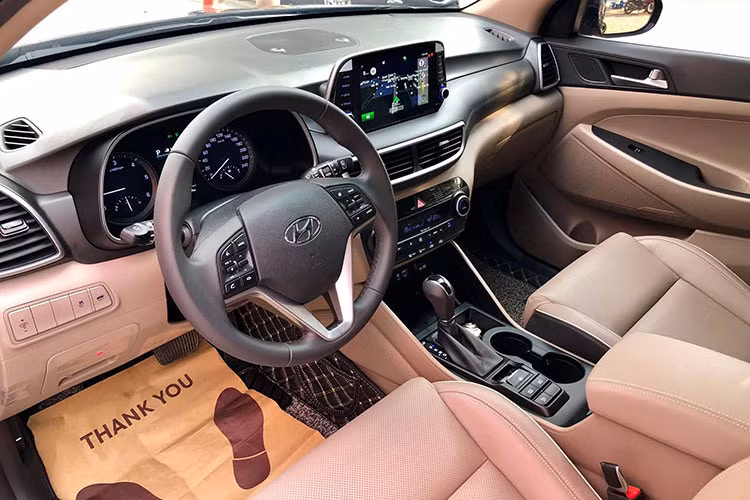 Cung cấp sức mạnh cho Hyundai Tucson máy dầu là động cơ Diesel R 2.0L áp dụng công nghệ van biến thiên điều khiển điện tử eVGT kết hợp phun nhiên liệu trực tiếp CRDi cho công suất tối đa 185 mã lực tại 4.000 vòng/phút cùng mô men xoắn cực đại 400 Nm tại 1.750 – 2.750 vòng/phút. Động cơ này từng được lắp trên các mẫu xe đàn anh SantaFe nhập khẩu trong giai đoạn 2009 – 2011.