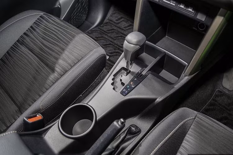 Bên cạnh đó để tăng sự tiện nghi, cả ba hàng ghế trên xe đều có cửa gió điều hòa, thậm chí tại bảng điều khiển trung tâm còn có nút điều khiển hệ thống đèn LED trong xe như trên phiên bản cao cấp nhất của Innova.