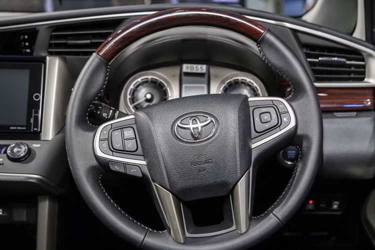 Ngoài vô lăng được thiết kế mới trẻ trung hơn cùng các phím bấm tiện ích hai bên, Innova mới cũng hỗ trợ tính năng chìa khóa thông minh. Những hàng ghế phía sau khoang lái cũng được nâng cấp nhỏ giúp trải nghiệm thoải mái hơn.