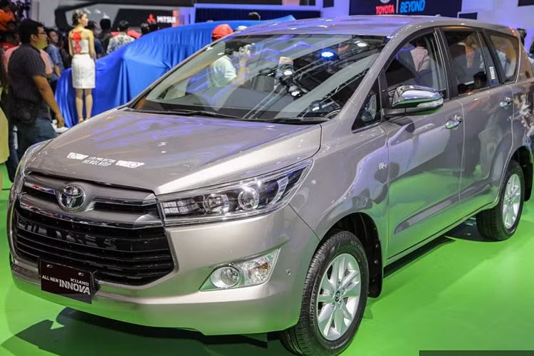 Ngoài các đại lý tại Hà Nội, tại khu vực phía Nam - đại lý Toyota Bến Thành, TP HCM cũng cho biết, hiện tại các khách hàng đã có thể đặt mua Toyota Innova 2016 mới ngay từ bây giờ và sẽ được nhận mẫu xe mới này ngay sau khi chính thức ra mắt tại thị trường Việt.