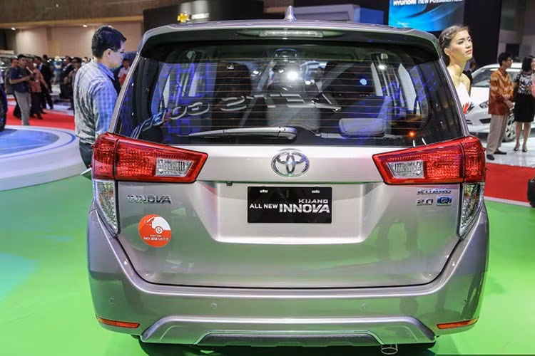 Trên phiên bản Innova mới này, cụm la zăng được thiết kế cách điệu trên 4 bánh xe dạng hợp kim 17 inch kiểu 5 chấu kép. Ở phần đuôi thiết kế của xe đã lột xác, cao cấp hơn và phù hợp với ngôn ngữ thiết kế mới của Toyota so với những phiên bản trước đây.