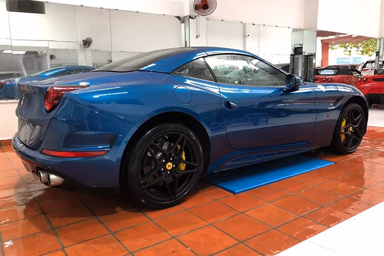 Điểm khác biệt của hai đời siêu xe mui trần Ferrari California chính là ngoại thất phiên bản thứ 2, California T thiết kế thể thao với điểm nhấn là đèn pha góc cạnh hơn so với đời cũ. Chi tiết thứ hai dễ nhận ra giữa Ferrari California với Ferrari California T chính là vị trí đặt ống xả, so với thế hệ đầu tiên, cặp ống xả của Ferrari California T được đặt nằm ngang thay cho kiểu dựng đứng như đời đầu.