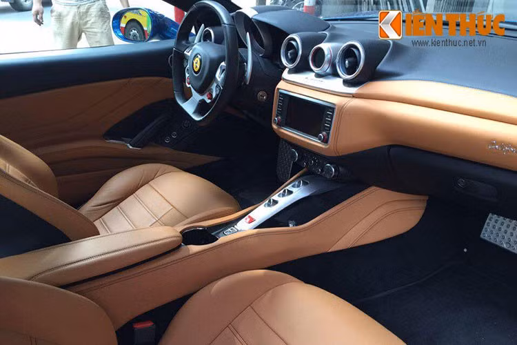 Hãng siêu xe đến từ Ý đã nâng cấp hệ thống giải trí cho Ferrari California T với màn hình cảm ứng 6,5 inch đảm nhận việc giải trí cũng như nắm bắt một số thông tin của siêu xe mui trần này. Siêu xe mui trần California T chính là chiếc xe đầu tiên của hãng Ferrari được tích hợp chức năng Apple CarPlay mới vào hệ thống thông tin giải trí.