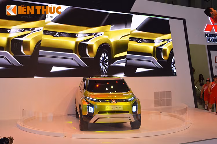 Kích thước xe nhỏ gọn nhưng không gian nội thất rộng rãi, khoáng đạt và thoải mái cho tất cả các hành khách. Bốn ghế phía sau có thể điều chỉnh xoay 180 độ.