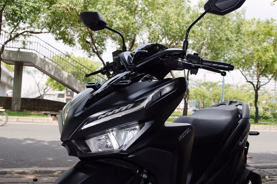 Honda Vario 2018 sẽ có ba phiên bản màu gốm đen mờ, đỏ và trắng. Giá bán tham khảo tại Việt Nam là gần 70 triệu đồng bao gồm cả biển số.