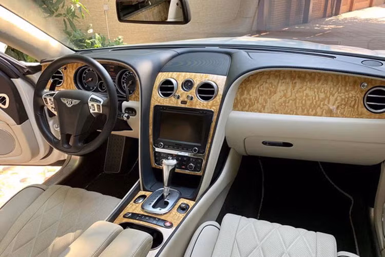 Flying Spur có kích thước tổng thể 5.299 x 1.924 x 1.488 mm, trục cơ sở dài 3.066 mm và khối lượng khô 2,475 kg, to lớn hơn rất nhiều so với chiếc S-Class của Mercedes-Benz. Cụ thể, Bentley Flying Spur dài hơn 183 mm, rộng hơn 25 mm, thấp hơn 8 mm, trục cơ sở dài hơn 31 mm.