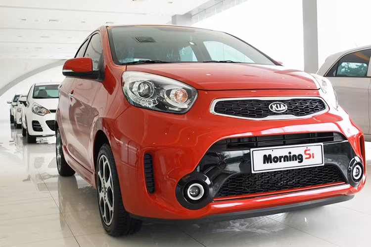 Nhà phân phối xe ôtô Kia tại Việt Nam là Thaco Trường Hải vừa công bố giảm giá cho mẫu xe ôtô Kia Morning với mức giảm tới 7 triệu đồng. Đáng chú ý, đây là mức giảm được điều chỉnh trên giá bán lẻ của xe. Với động thái này, có thể thấy Kia tại Việt Nam đang "dè chừng" trước đối thủ Hyundai Grand i10 CKD mới vừa ra mắt.