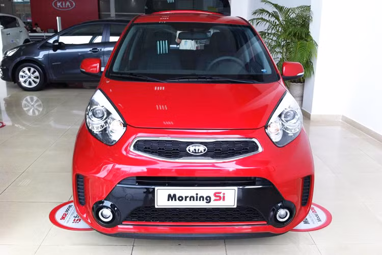 Về ngoại thất, mẫuxe cỡ nhỏ Kia Morningphiên bản 2016 sở hữu cản trước và sau được thiết kế lại chắc đậm và hiện đại hơn, lưới tản nhiệt mũi hổ đặc trưng của thương hiệu Kia được trau chuốt, đèn sương mù dạng thấu kính, đèn báo lùi được thiết kế lại dạng tròn cá tính hơn.