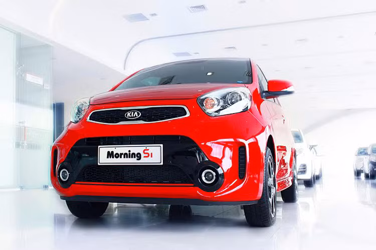 Hiện nay Morning vẫn là một trong những mẫu xe chủ lực luôn đạt doanh số bán cao nhất của KIA tại thị trường ôtô Việt Nam, trung bình đạt hơn 900 xe/tháng. Doanh số cộng dồn 7 tháng đầu năm 2017, Kia Morning đạt hơn 6.000 xe. Đối thủ hiện tại của Morning tại thị trường trong nước là Grand i10 hiện cũng đã được lắp ráp trong nước (CKD) với giá bán cùng sức cạnh tranh không hề kém cạnh.