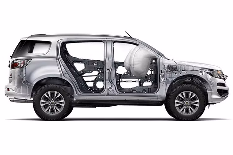 Trên phiên bản Trailblazer mới LTZ, chiếc xe sẽ được trang bị mâm xe kích cỡ 18 inch mới, trong khi các bản thấp hơn sẽ chỉ có mâm 16 inch. Ngoài ra thiết kế khoảng sáng gầm xe lên tới 221mm cũng góp phần làm tăng thêm dáng vẻ thể thao cho mẫu xe SUV phong cách Mỹ.