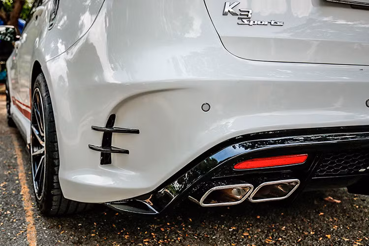 Thiết kế nguyên bản của mẫu xe Kia K3 vốn mượt mà, tròn trịa, tuy nhiên mẫu bodykit độ này lại mang thiết kế đầy góc cạnh, sắc sảo, hầm hố.