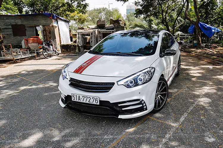 Chiếc xe ôtô Kia K3 thuộc phân khúc sedan hạng C của một người chơi xe tại Sài Gòn đã được thợ độ “lột xác” hoàn toàn mới với bộ bodykit mới "thửa riêng" mang phong cách thể thao hơn. Bên cạnh đó, khoang nội thất cũng được chỉnh sửa lại sang trọng và hút mắt hơn so với nguyên bản.