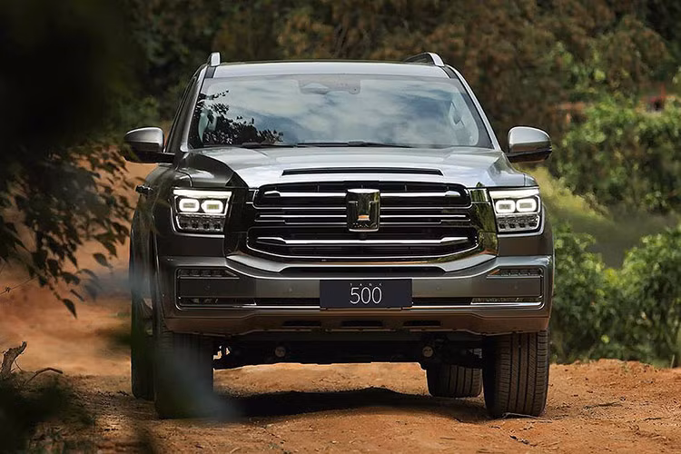 Khi về thị trường Việt Nam, Tank 500 2024 mới của thương hiệu Trung Quốc sẽ cạnh tranh với hàng loạt cái tên như Toyota Fortuner, Mitsubishi Pajero Sport, Ford Everest nếu chốt giá 1,5 tỷ đồng.