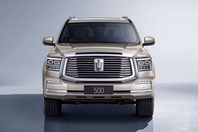 Tank 500 sở hữu kích thước tương đương với mẫu xe Toyota Land Cruiser. Kích thước tổng thể dài x rộng x cao lần lượt là 5.078 x 1.934 x 1.905 (mm) và chiều dài cơ sở đạt 2.850 mm. Thông số này nhỉnh hơn so với mẫu SUV 7 chỗ Toyota Fortuner.