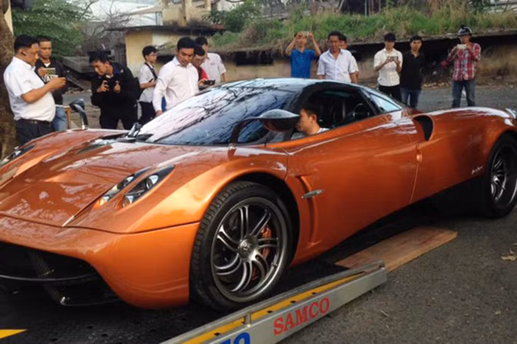 Siêu xe Pagani Huayra sở hữu khối động cơ V12 Biturbo, dung tích 6.0 lít tiêu chuẩn do Mercedes-AMG sản xuất. Động cơ sản sinh công suất tối đa 720 mã lực và mô-men xoắn cực đại 1.000 Nm. Nhờ đó, Pagani Huayra có thể tăng tốc từ 0-100 km/h trong 2,8 giây và đạt vận tốc tối đa 370 km/h.