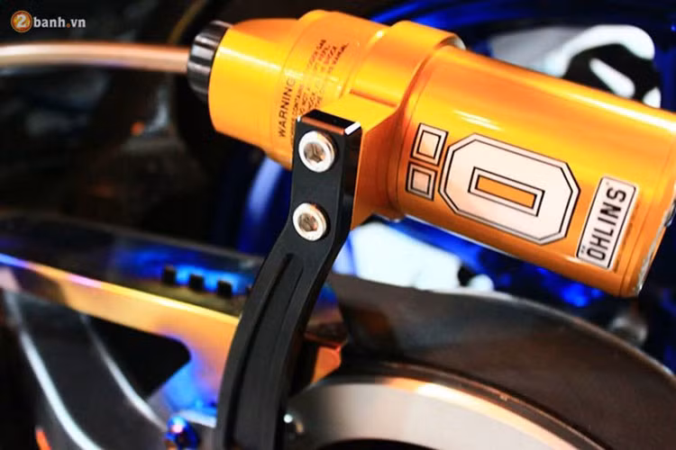 Dàn chân sau của xe nổi bật và chất lừ với phuộc Ohlins sau cùng đuôi đèn hậu được làm mới với thiết kế phong cách xe đua thể thao.