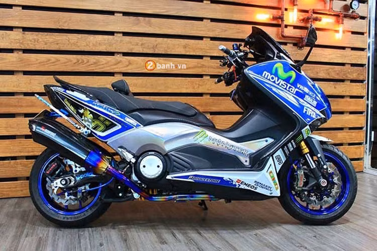 Chiếc xe tay ga phân khối lớn Yamaha T-Max với thiết kế đậm chất thể thao mang phong cách Châu Âu được nâng cấp lên hàng loạt các phụ kiện đồ chơi đắt tiền đã làm cho chiếc xế trở nên thật tinh tế và ấn tượng.