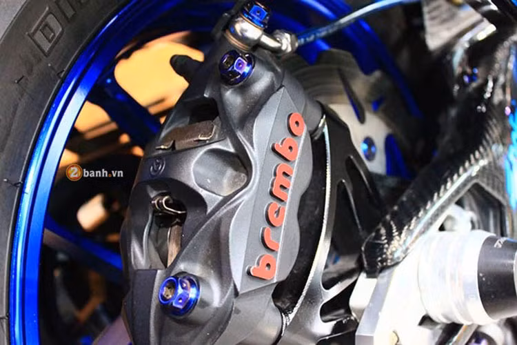 Cụm phanh sau cũng được trang bị heo Brembo M50 hàng hiệu. Đi kèm với dàn chân, là dè sau được làm mới bằng chất liệu carbon. Cụm để chân được làm mới bằng dạng gãy phong cách xe đua...