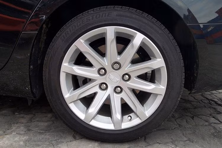 Những trang bị đáng chú ý khác bao gồm la-zăng 17 inch và tùy chọn loại 18 hoặc 19 inch cùng hai màu sắc ngoại thất tươi mới với thân xe thiết kế trẻ trung hiện đại.