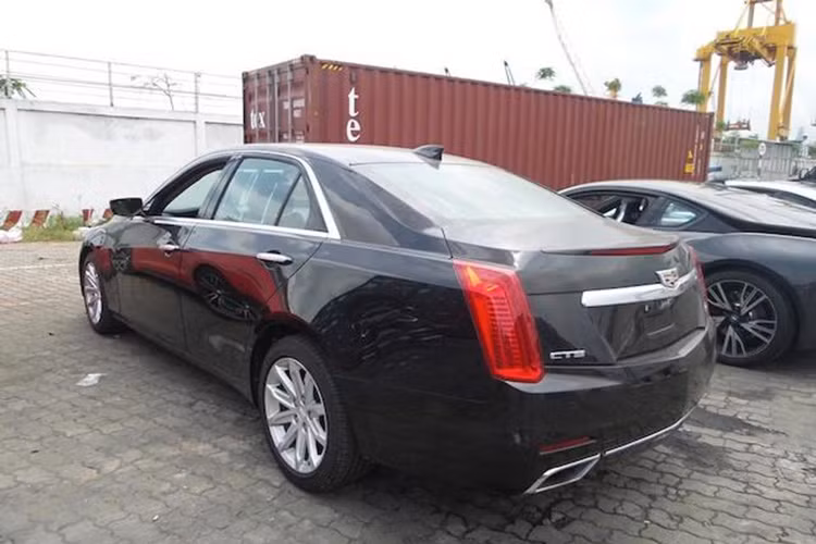 Phần đuôi chiếc sedan hạng sang nổi bật với 2 dải đèn hậu chạy dọc từ trên kéo xuống phía dưới, cùng với đó là hệ thống ống xả đôi thể thao.